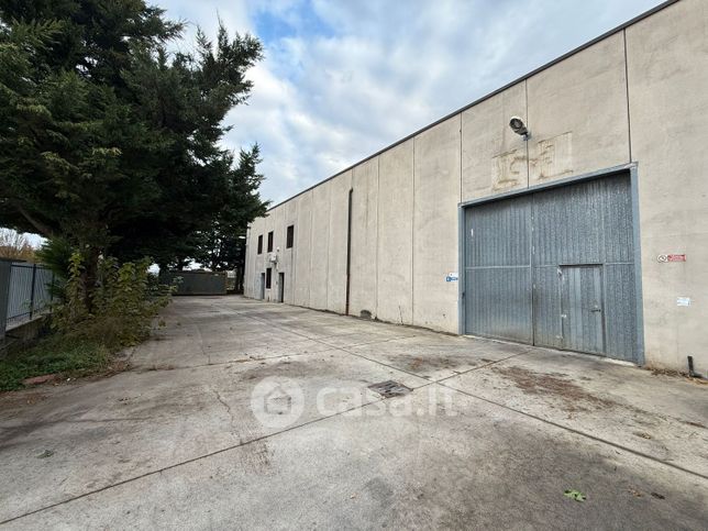 Capannone in commerciale in Via J.F.Kennedy 12