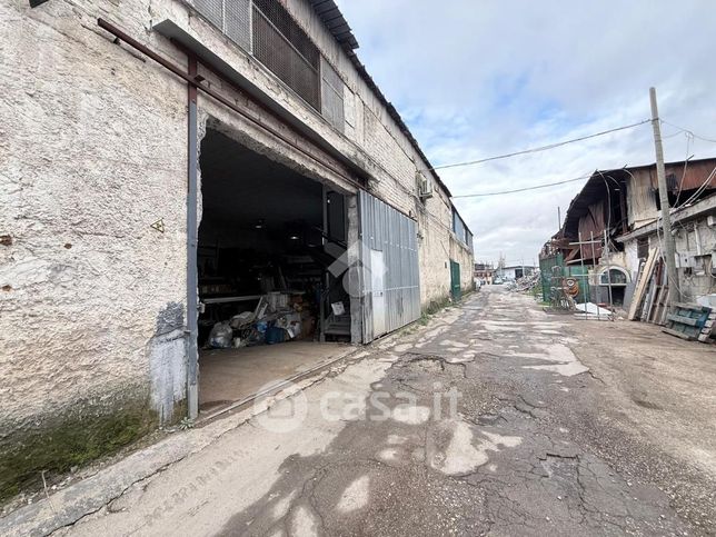 Capannone in commerciale in Via Ferrante Imparato 395