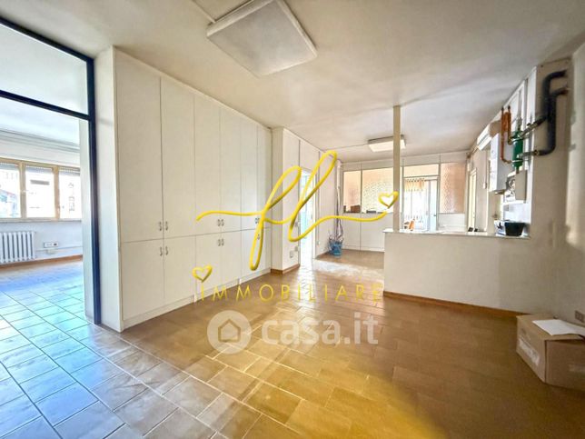 Ufficio in commerciale in Viale Italia