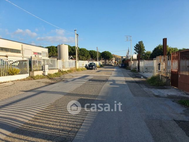 Capannone in commerciale in 