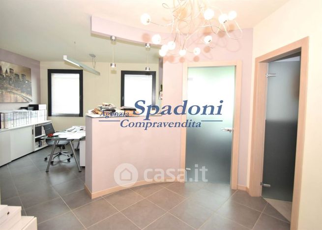 Ufficio in commerciale in 