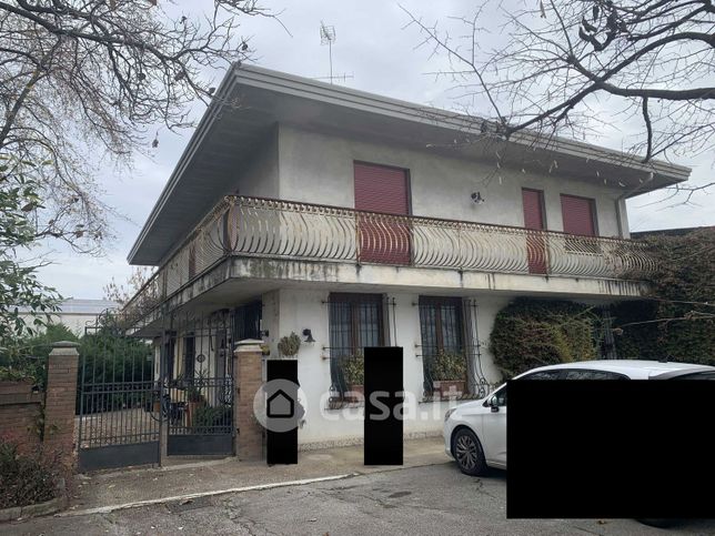 Casa bi/trifamiliare in residenziale in Via Lombardia 1