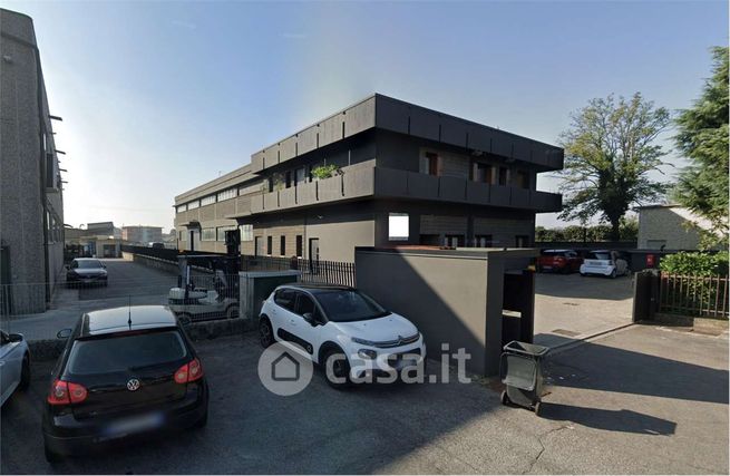Capannone in commerciale in Via Marzabotto 15