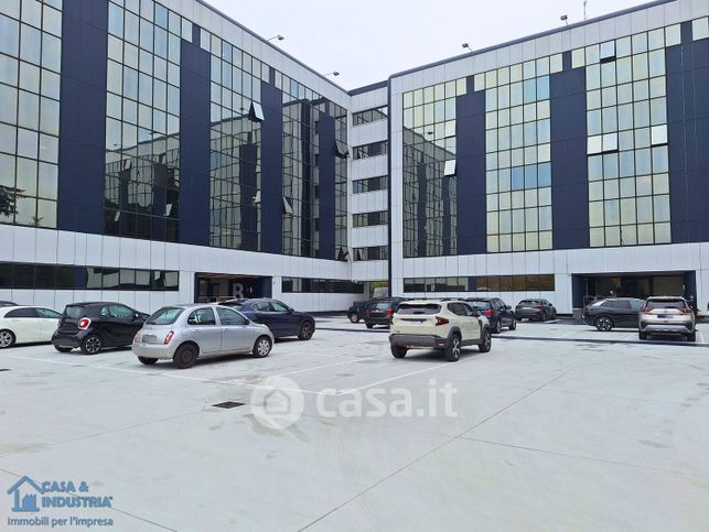 Ufficio in commerciale in Via Milanese