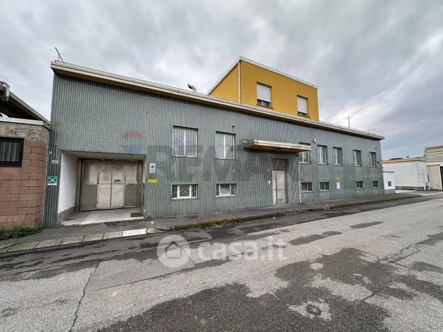 Capannone in commerciale in Via Piemonte 26