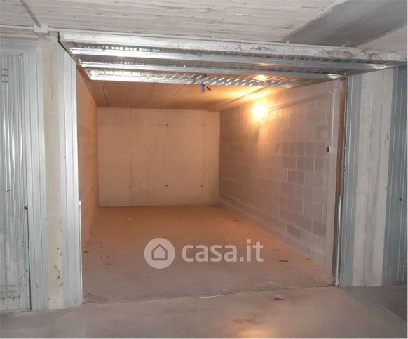 Box/posto auto in residenziale in Via Italia 5