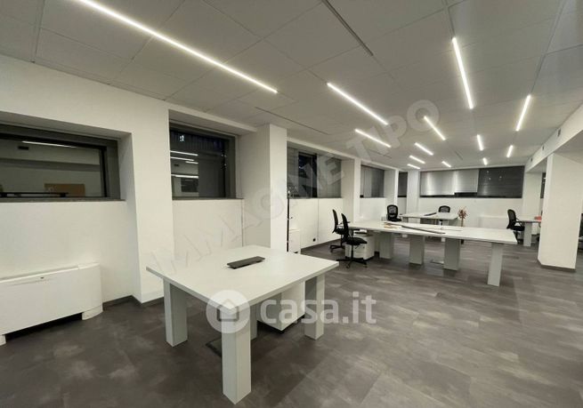 Ufficio in commerciale in Via Fienile
