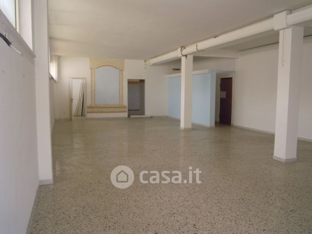 Negozio/locale commerciale in commerciale in Via palombarese