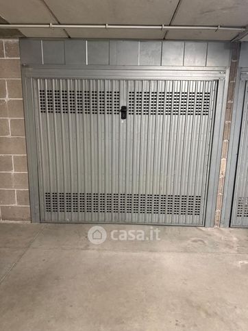 Box/posto auto in residenziale in Via Mondolfo 4