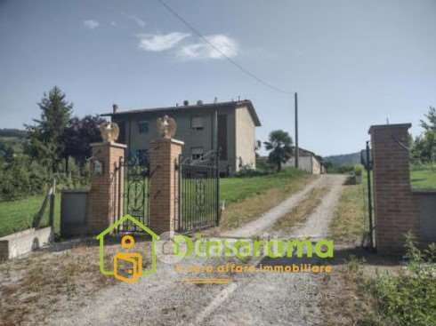 Casa bi/trifamiliare in residenziale in Via Acquarola 419