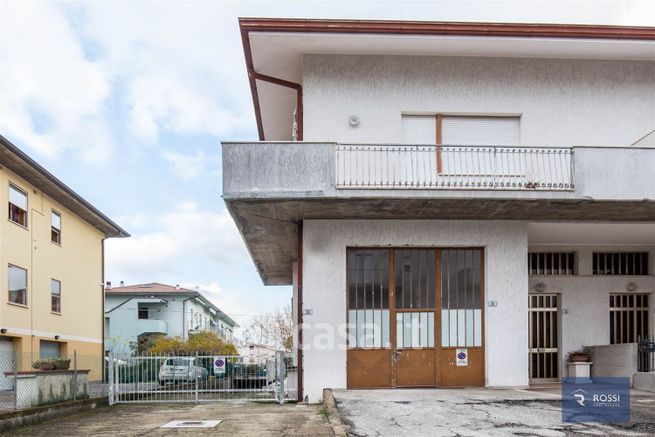 Casa indipendente in residenziale in Via Victor Hugo 33