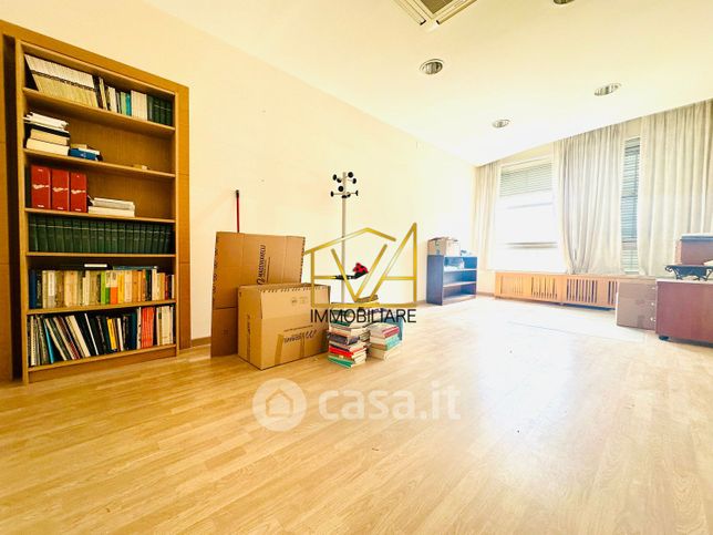 Ufficio in commerciale in Scali Aurelio Saffi