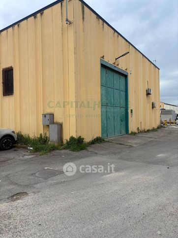 Capannone in commerciale in 