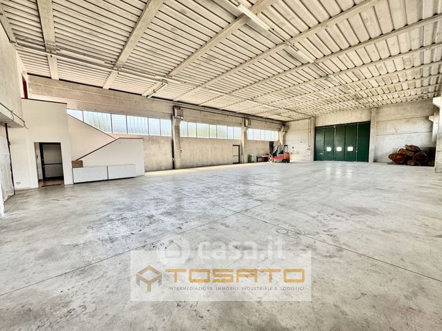 Capannone in commerciale in
