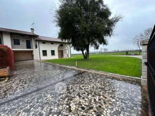 Villa in residenziale in Via Calazze