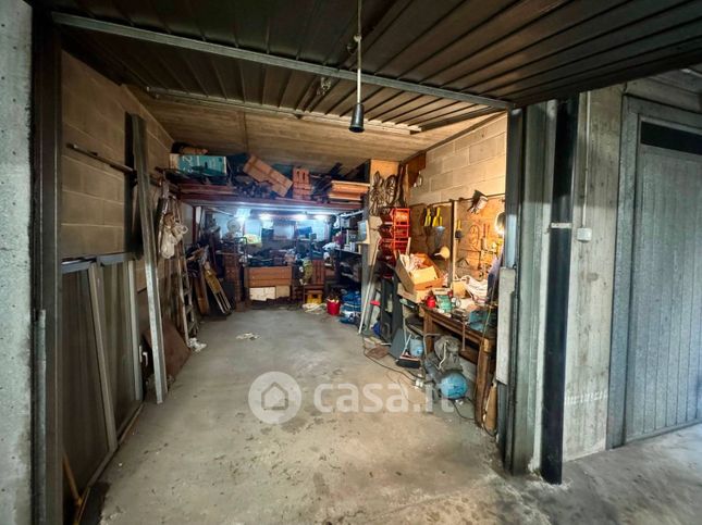 Box/posto auto in residenziale in Via G. Amati 155
