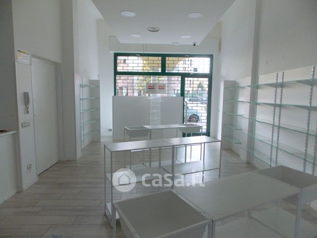 Negozio/locale commerciale in commerciale in Piazza 11 Febbraio 11