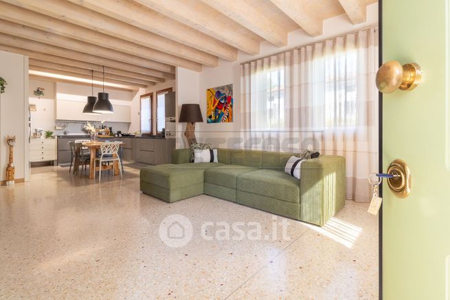 Casa bi/trifamiliare in residenziale in 
