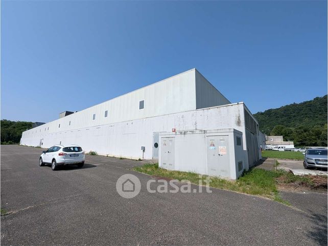 Capannone in commerciale in Via IV Novembre