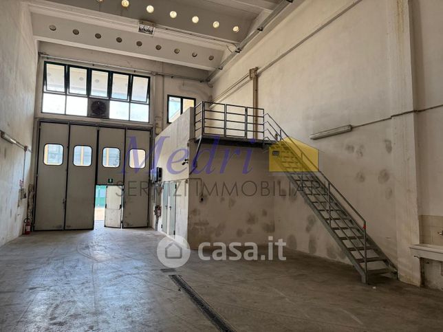 Capannone in commerciale in 