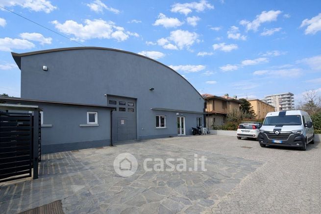 Capannone in commerciale in Via Amatore Sciesa