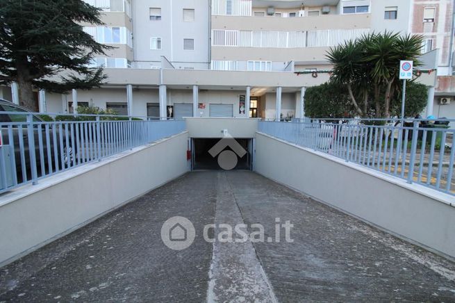 Box/posto auto in residenziale in Via Islanda 85