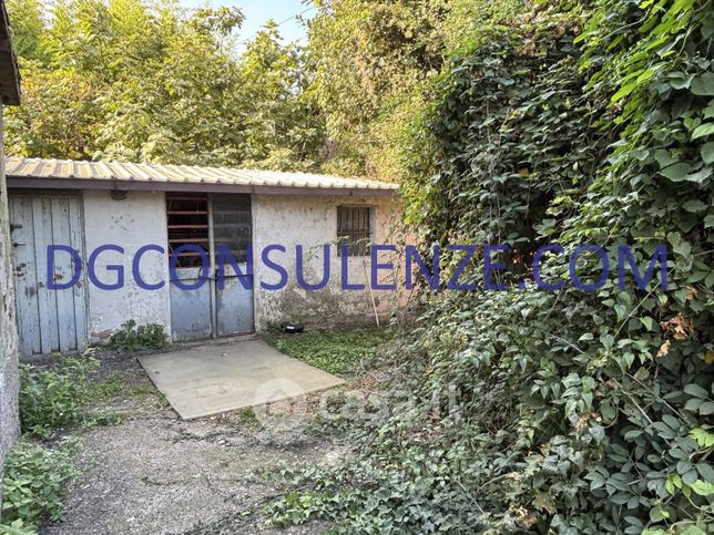 Negozio/locale commerciale in commerciale in Via Ascanio Sforza