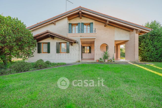 Casa bi/trifamiliare in residenziale in Via Fratelli Rosselli 10