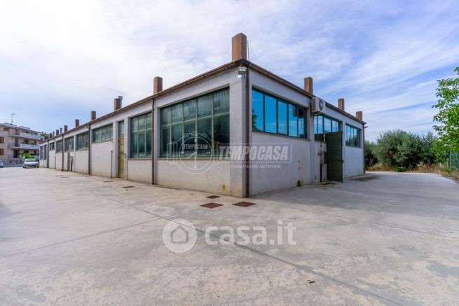 Capannone in commerciale in 
