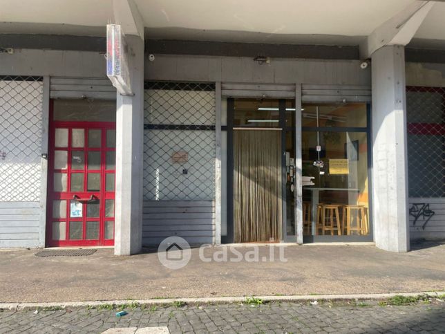 Negozio/locale commerciale in commerciale in Piazza Grecia 3