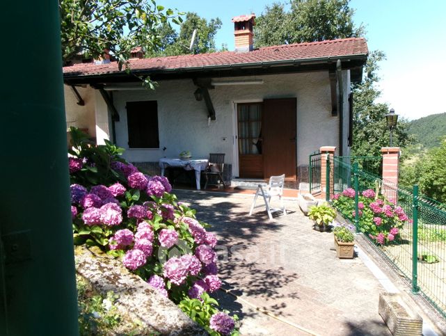 Casa bi/trifamiliare in residenziale in Frazione Sottovalle