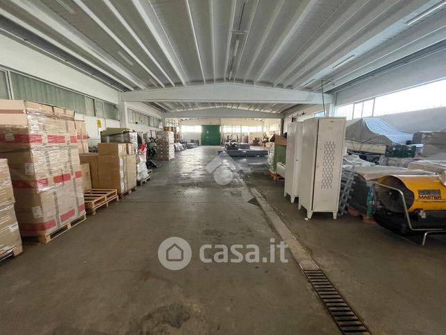 Capannone in commerciale in Viale Ferraris 38