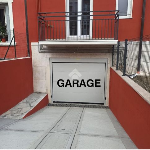 Garage/posto auto in residenziale in Viale Spolverini