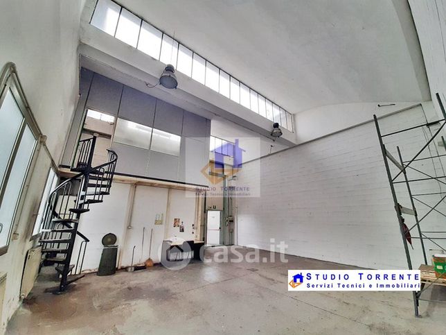 Capannone in commerciale in 
