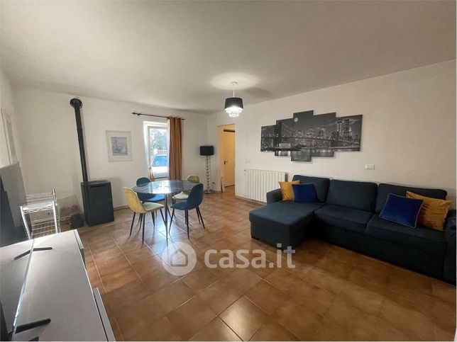 Casa bi/trifamiliare in residenziale in 