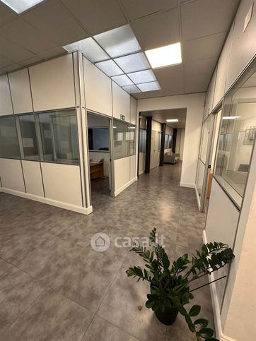 Ufficio in commerciale in 