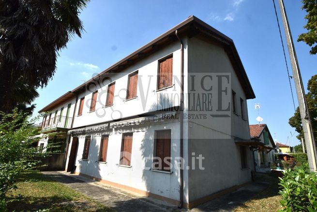 Casa bi/trifamiliare in residenziale in
