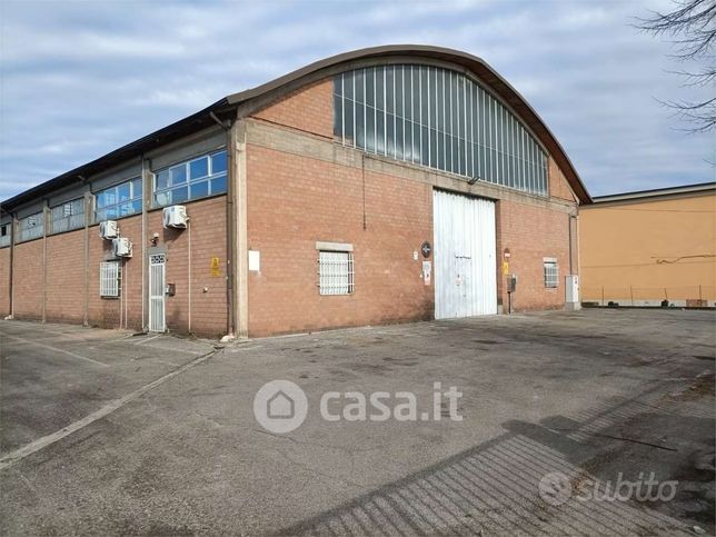 Capannone in commerciale in Via Falzarego 11