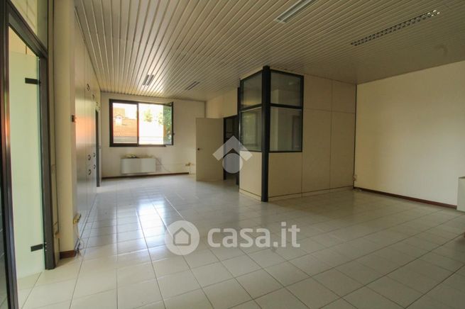Ufficio in commerciale in Via Roma 1