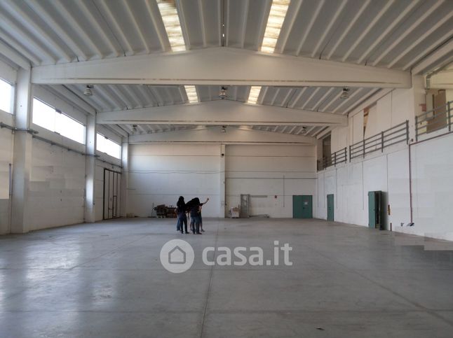 Capannone in commerciale in Via Adalgiso di pietro