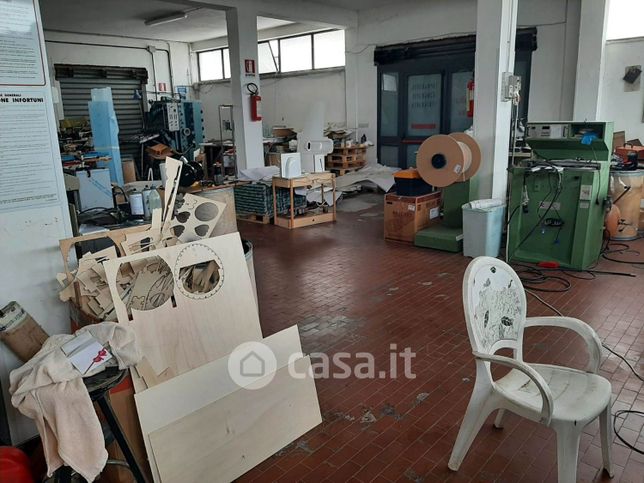 Capannone in commerciale in 