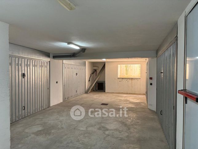 Box/posto auto in residenziale in Via Camillo Carlomagno
