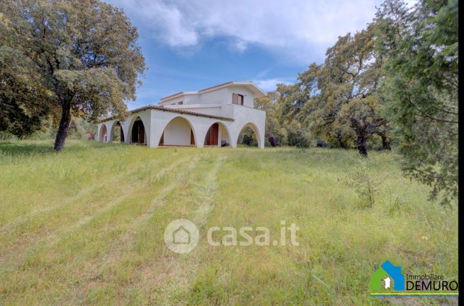 Villa in residenziale in Via Enas 44