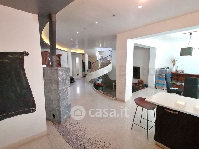 Casa indipendente in residenziale in Via Tazzoli