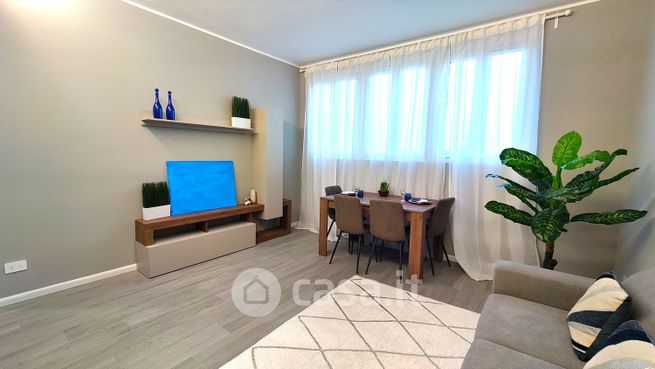 Appartamento in residenziale in Via Teocrito 46