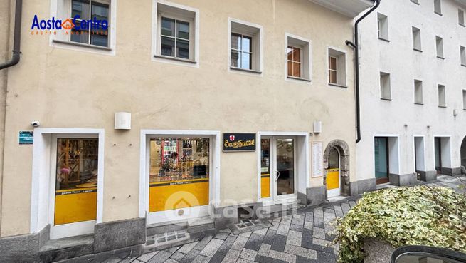 Attivitã /licenza (con o senza mura) in commerciale in Via Challand 22