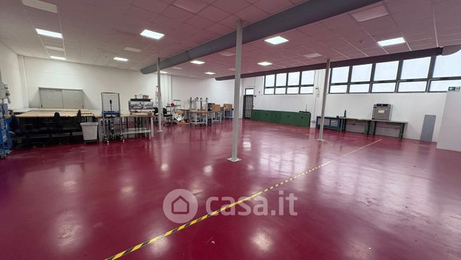 Capannone in commerciale in Via Cendon 1