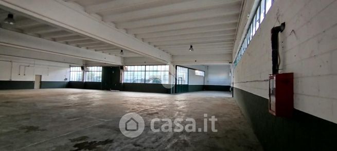 Capannone in commerciale in Via Adamello 5