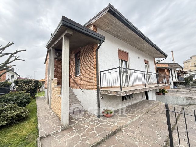Villa in residenziale in Via delle Verbene 5