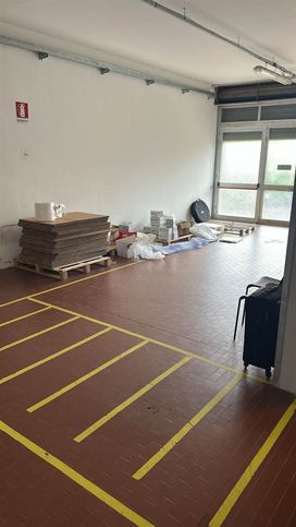 Capannone in commerciale in 